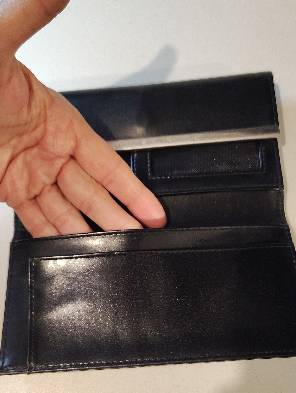 Vintage Black Leather Guess Trifold Wallet With Snap Closure - Picture 7 of 8